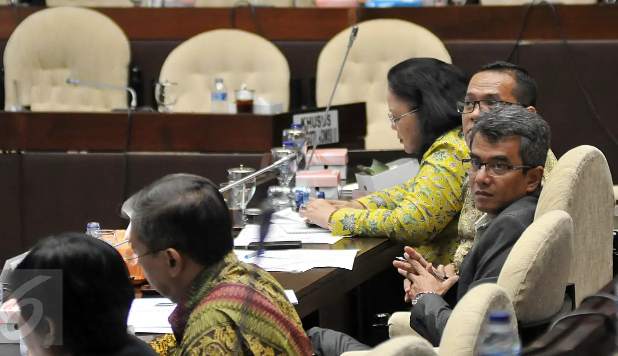 Ketua Ombudsman RI, Danang Girindrawardana (tengah) saat mengikuti Rapat Dengar Pendapat dengan Komisi II DPR RI, Jakarta, Rabu (13/1/2015). Rapat membahas kinerja Ombudsman tahun 2015. (Liputan6.com/Johan Tallo)