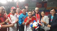 Ketua Komite Olimpiade Indonesia (KOI), Raja Sapta Oktohari (jaket biru), merayakan keberhasilan Eko Yuli Irawan meraih medali emas SEA Games 2019 dari cabang angkat besi, di Ninoy Aquino Stadium, Senin (2/12/2019). (dok. KOI)