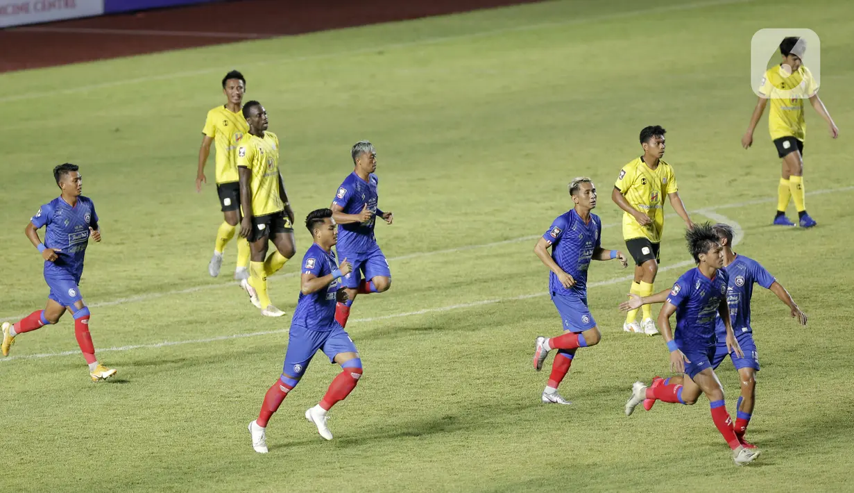 Pemain Arema FC langsung kembali ke posisi setelah mencetak gol pertama ke gawang Barito Putera yang diciptakan oleh Feby Eka Putra dalam pertandingan babak penyisihan Piala Menpora 2021 di Stadion Manahan, Solo, Kamis (25/3/2021). Arema FC kalah 1-2. (Bola.com/Arief Bagus)