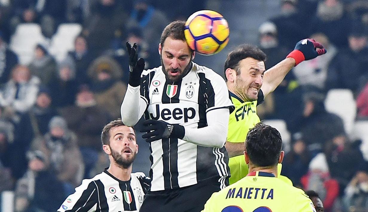 Duel pemain Juventus, Gonzalo Higuain (kiri) dan Pemain Bologna, Vasiuleios Torosidis pada laga Serie A di Juventus Stadium, Turin, (8/1/2017). Juventus menang 3-0.  (EPA/Di Marco)