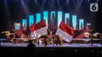Penari membawa bendera Merah Putih saat tampil dalam pertunjukkan seni dan budaya "Pahlawan Nusantara" di JIEXPO Theatre Jakarta, Jumat (18/8/2023). (Liputan6.com/Faizal Fanani)