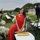 Dalam foto yang diunggah, Pevita tampil elegan dengan nuansa glamor yang effortless di tengah pemandangan sunset yang hangat dan romantis. [@pevepearce].