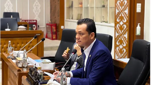 Wakil Ketua Baleg DPR RI, Martin Manurung, saat memimpin audiensi dengan Pekerja Migran Indonesia (PMI) dari berbagai negara. (Istimewa)