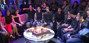 Kebetulan tanggal ulang tahun dekat, Aktor Marcell darwin & Adipati Dolken dapat kejutan dari managementnya.