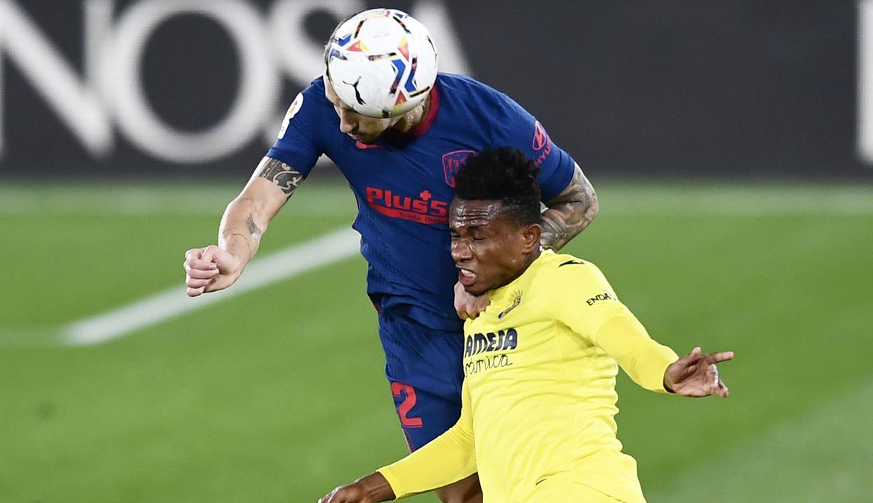 Pemain Atletico Madrid, Mario Hermoso, duel udara dengan pemain Villareal, Samuel Chukwueze, pada laga Liga Spanyol di Stadion Ceramica, Minggu (28/2/2021). Atletico Madrid menang dengan skor 2-0. (AP/Jose Breton)