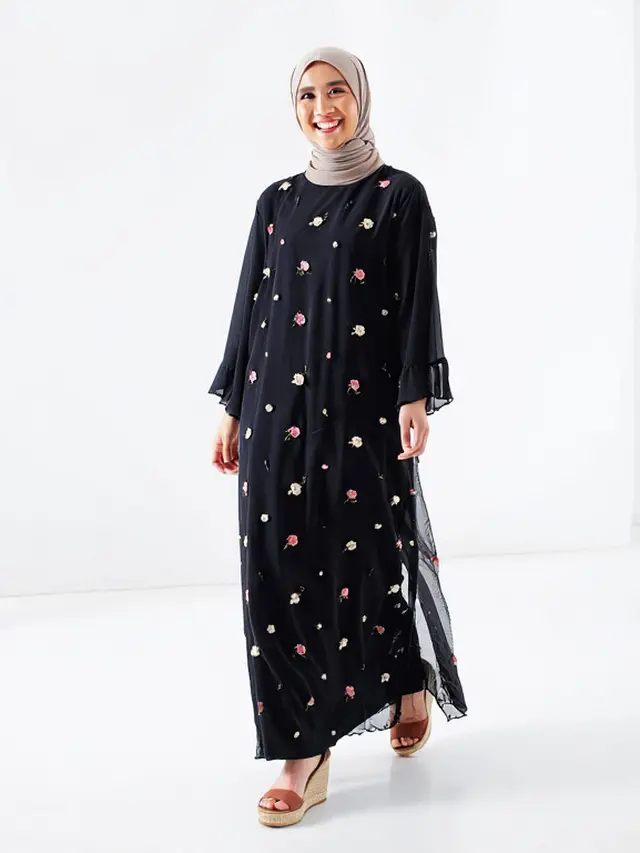 Model Gamis Hitam Kombinasi Bordir/Ilustrasi AI