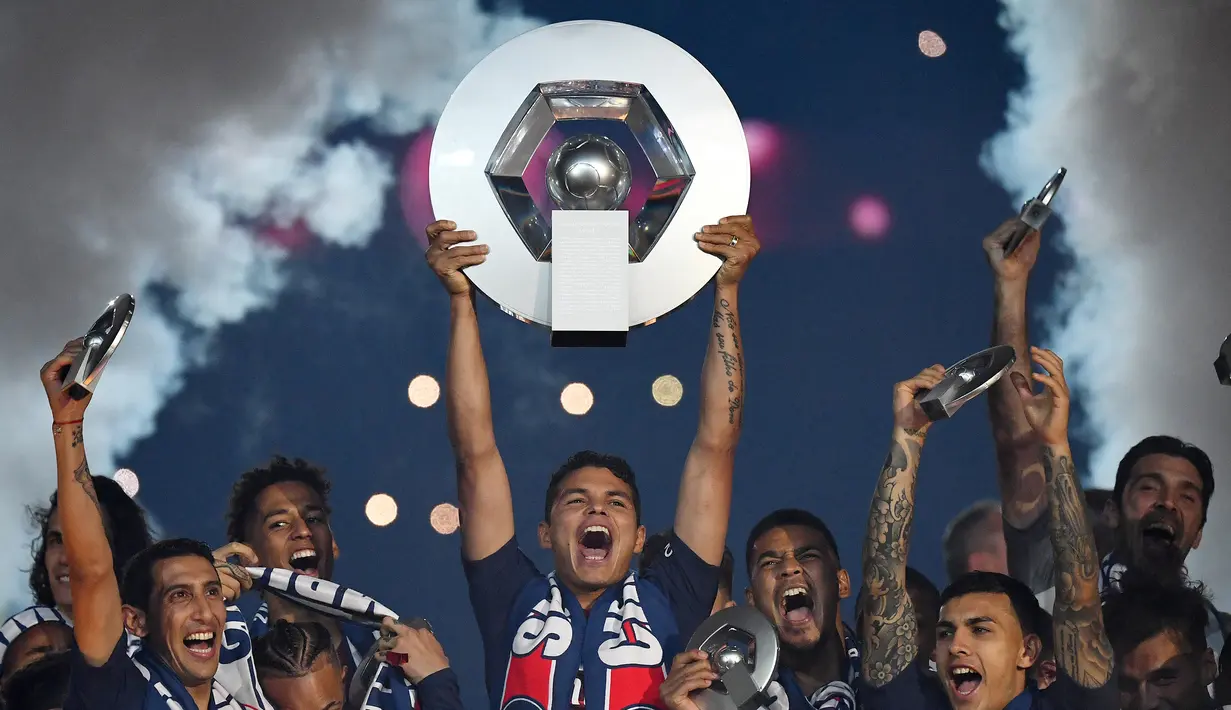 Thiago Silva. Bek tengah berusia 36 tahun ini hijrah ke Chelsea pada awal musim lalu dan langsung meraih trofi Liga Champions bersama The Blues. Total 8 musim di PSG, ia tampil dalam 315 laga dengan mencetak 17 gol dan mengoleksi 7 gelar Ligue 1. (Foto: AFP/Franck Fife)