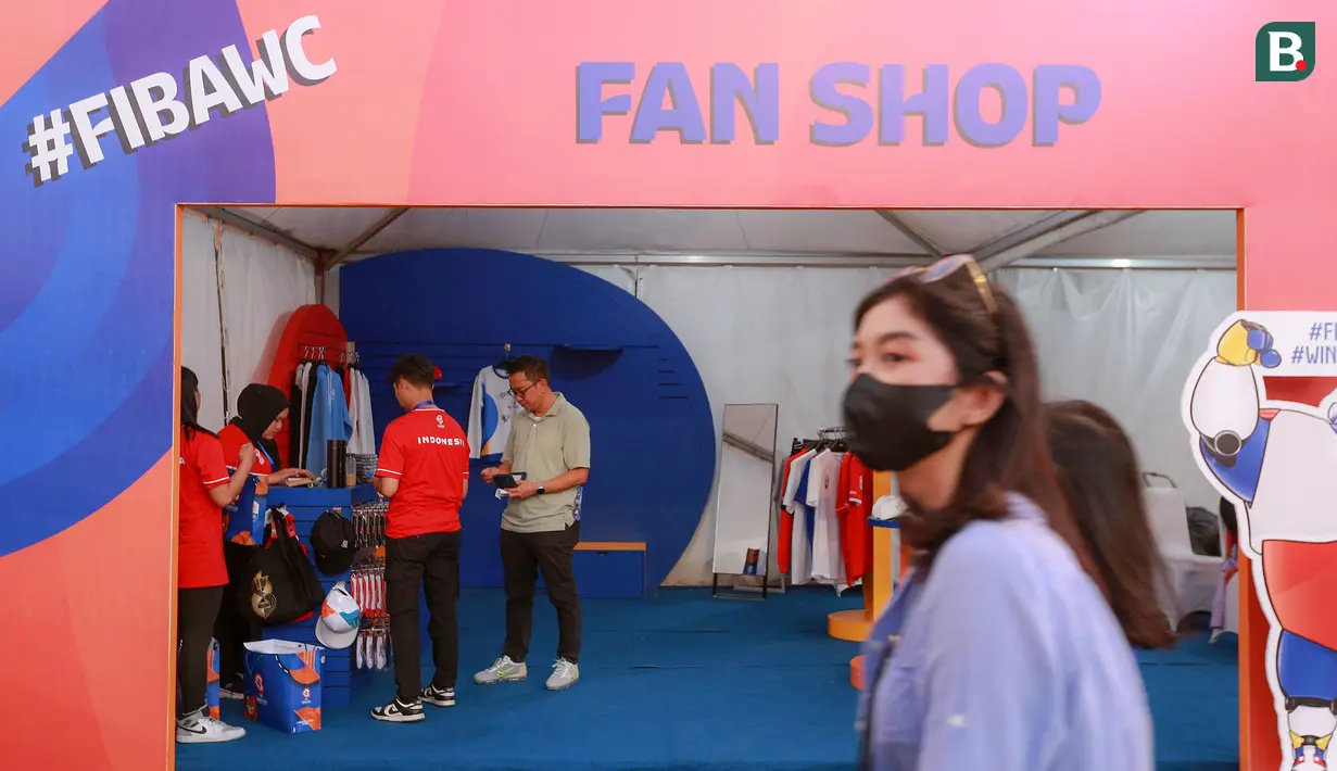 Seorang pengunjung sedang berbelanja merchandise di Fan Zone Piala Dunia FIBA 2023 yang terletak di Senayan Park, Jakarta, Rabu (23/08/2023). (Bola.com/Bagaskara Lazuardi)