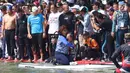 Warga menyaksikan pertandingan antara Menteri KKP Susi Pudjiastuti dan Wagub DKI Jakarta Sandiaga Uno mengarungi danau sunter selama Festival Danau Sunter di Jakarta, Minggu (25/2). (Liputan6.com/Angga Yuniar)