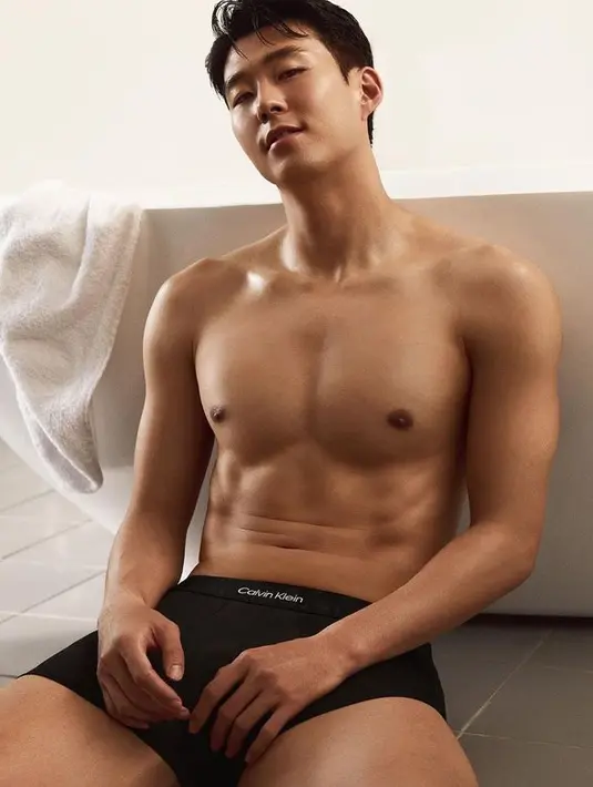 <p>Ia mengenakan topeng karena pasca cedera yang dialaminya. Tak hanya karena kemampuannya dalam bermain bola, penampilan Son Heung Min yang tampan juga mencuri perhatian publik. [Foto: instagram.com/calvinklein]</p>