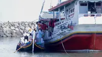 Seratusan Santri di Situbondo memilih mudik menggunakan kapal layar motor ke Pulau Sepudi (Hermawan Arifianto/Liputan6.com)