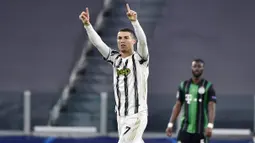 Striker Juventus, Cristiano Ronaldo, melakukan selebrasi usai mencetak gol ke gawang Ferencvaros pada laga Liga Champions di Turin, Rabu (25/11/2020). Juventus menang dengan skor 2-1. (Marco Alpozzi/LaPresse via AP)