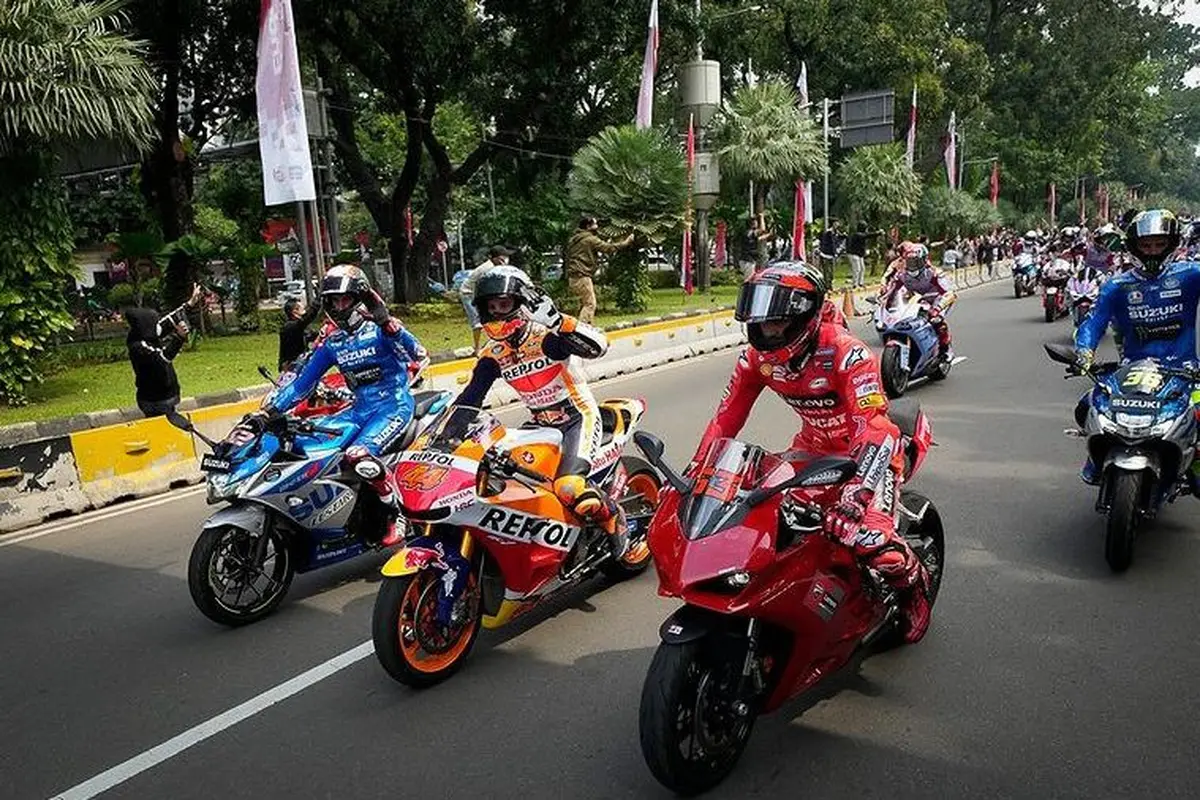 Momen Lucu Ojol Santai Lintasi Jalur Steril Parade MotoGP di Jakarta Sambil Lambaikan Tangan