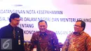 Mendagri Tjahjo Kumolo, Gubernur BI Agus Martowadjojo, Menkeu Bambang Brodjonegoro berbincang usai penandatanganan MoU tentang koordinasi pengembangan ekonomi dan keuangan daerah, Jakarta, Jumat (21/4). (Liputan6.com/Angga Yuniar)