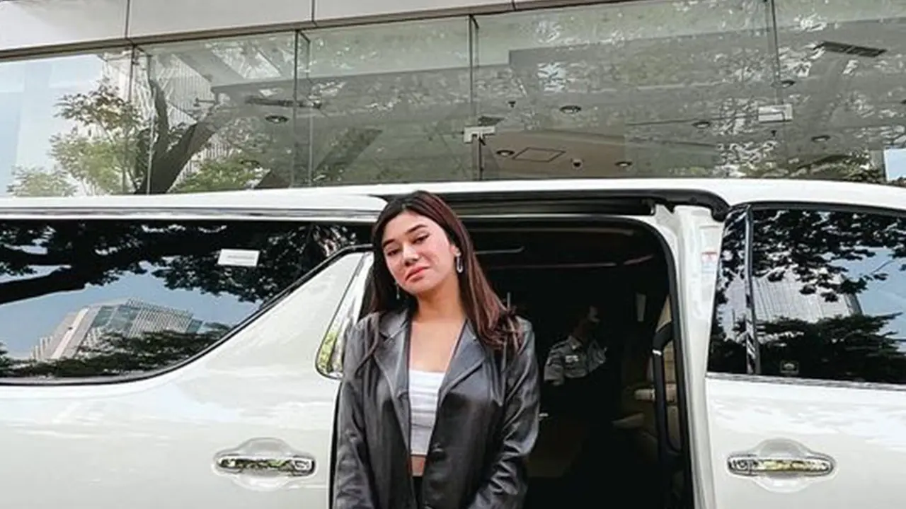 Gaya Seleb TikTok Clara Shinta Pakai Blazer, Bisa Jadi Inspirasi Outift Ngantor