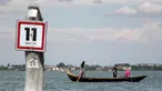 Perempuan yang tergabung dalam Row Venice menawarkan pengalaman belajar mendayung gondola di sebuah kanal di Venesia, Italia pada 16 Mei 2019. Row Venice merupakan organisasi nonprofit bentukan sekelompok perempuan yang berfokus pada pelestarian seni mendayung perahu. (MARCO BERTORELLO/AFP)