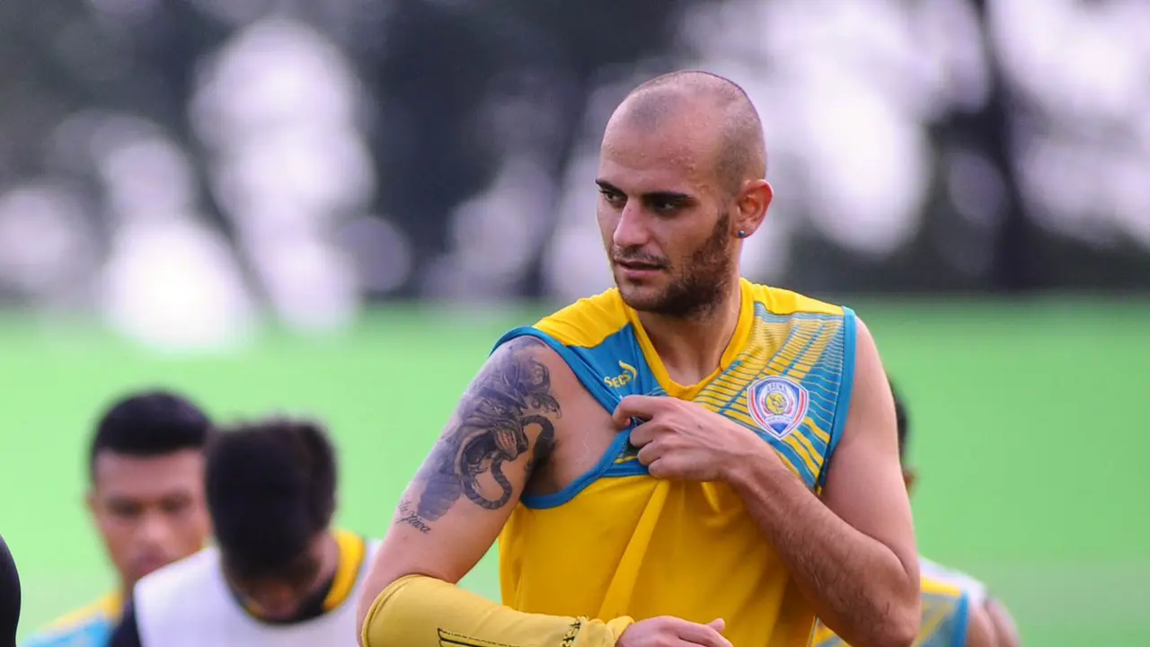 Pemain Arema Cronus Kiko Insa  (Liputan6.com/Rana Adwa)