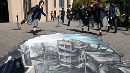 Sejumlah siswa berpose di depan karya ilusi optik bergambar kota Aleppo yang hancur akibat perang di kampus Universitas Meiji di Tokyo, Jepang (18/11). Karya ini mendorong agar para siswa ikut prihatin terkait perang di Suriah. (AFP/Toshifumi Kitamura)