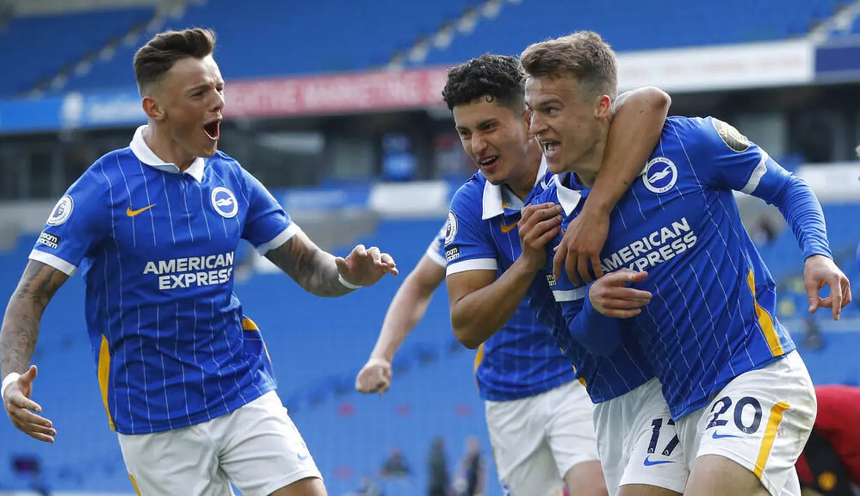 Para pemain Brighton Hove Albion, Solly March, melakukan selebrasi usai mencetak gol ke gawang Manchester United pada laga Liga Inggris, Sabtu (26/9/2020). Setan Merah menang dengan skor 3-2. (John Sibley/Pool via AP)