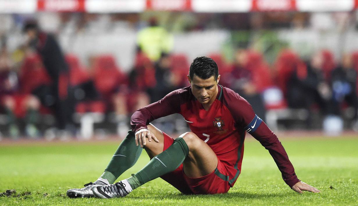 Cristiano Ronaldo duduk menyesali kegagalanya mengeksekusi pinalty saat Portugal melawan Bulgaria pada aga persahabatan di Magalhaes Pessoa stadium, Leiria, Sabtu (26/3/2016) dini hari WIB. (AFP/FRancisco Leong)
