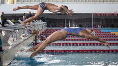Atlet renang Indonesia, Flairene Candrea (bawah) dan rekannya berlatih saat Pelatnas untuk SEA Games 2023 di Stadion Akuatik GBK, Senayan, Jakarta, Rabu (05/04/2023). Indonesia akan mengikuti perhelatan olahraga terbesar Asia Tenggara tersebut pada 5 hingga 17 Mei 2023 di Kamboja. (Bola.com/Bagaskara Lazuardi)