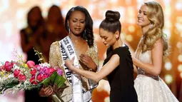 Miss Universe 2015, Pia Wurtzbachshe memasangkan selempang kepada Miss District of Columbia, Deshauna Barber usai dinobatkan sebagai Miss USA 2016 di Las Vegas, (5/6). Uniknya, perempuan 26 tahun itu merupakan seorang tentara. (REUTERS/Steve Marcus)