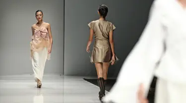 Sejumlah model berjalan diatas catwalk membawakan rancangan Jeffry Tan yang berkolaborasi dengan shampo Serasoft di Jakarta Fashion Week (JFW) 2018 di Senayan City, Jakarta, Selasa (25/10). (Liputan6.com/Herman Zakharia)