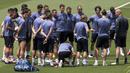 Pelatih Real Madrid, Zinedine Zidane, memimpin sesi latihan jelang laga final Liga Champions di Madrid, Spanyol (30/05/3017). Di laga final nanti Real Madrid akan berhadapan dengan Juventus. (AP/Paul White)