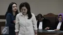 Ekspresi dua kolega mantan anggota Komisi V DPR Damayanti Wisnu Putranti, Dessy Ariyati Edwin (kanan) dan Julia Prasetyarini usai menjalani sidang putusan di Pengadilan Tipikor Jakarta, Rabu (7/9). (Liputan6.com/Helmi Afandi)