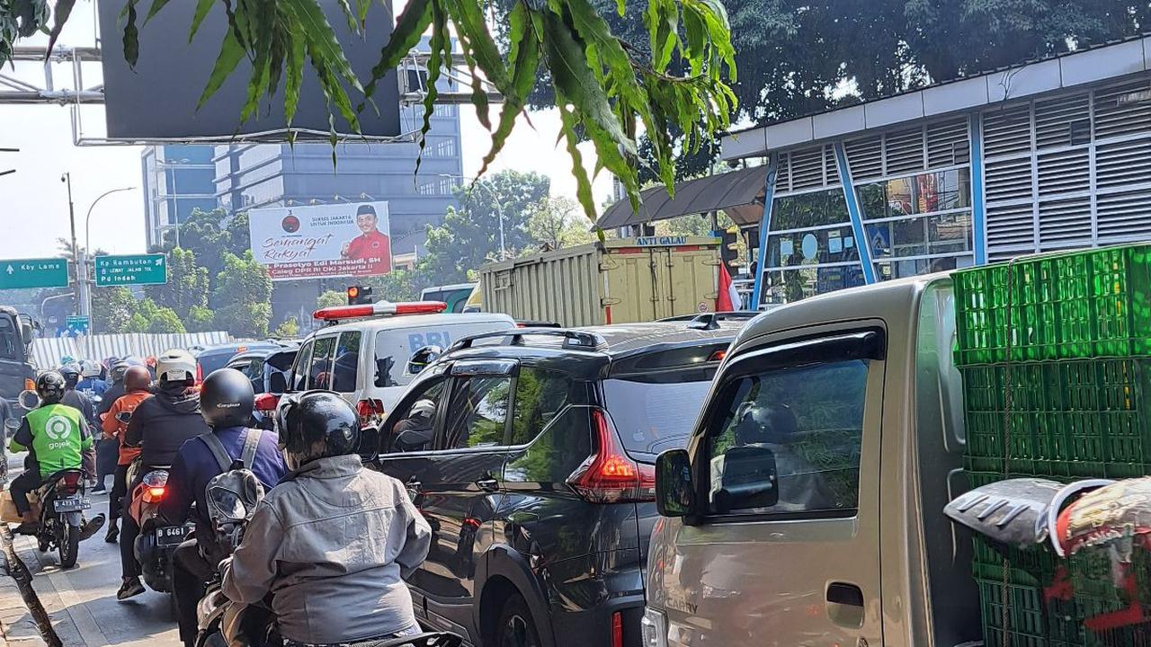 Macet Parah Akibat Proyek Galian Saluran Air di Pondok Pinang Jaksel, Pedagang Mi Ayam Mengeluh Omzet Menurun 50 Persen