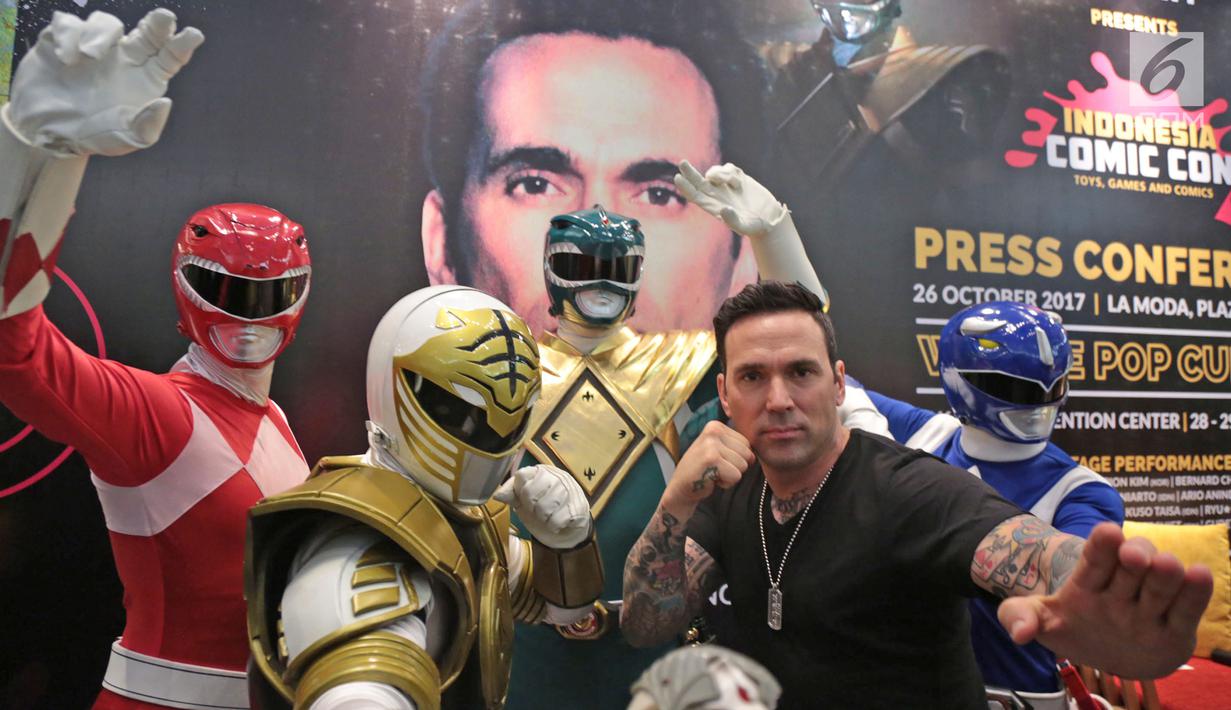 Pemeran Power Ranger Hijau, Jason Frank berpose bersama karakter Power Ranger lainnya seusai jumpa pers Indonesia Comic Con 2017 di kawasan Thamrin, Jakarta, Kamis (26/10). (Liputan6.com/Herman Zakharia)