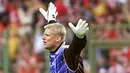 Peter Schmeichel. Pahlawan Denmark dalam kesuksesan merebut trofi Euro 1992 ini menjadi nominasi peraih Ballon d'Or 1992 bersama 6 rekannya sesama anggota Timnas Denmark. Nyatanya, gelar justru jatuh ke tangan Marco van Basten yang tampil gemilang bersama AC Milan. (AFP/Olivier Morin)