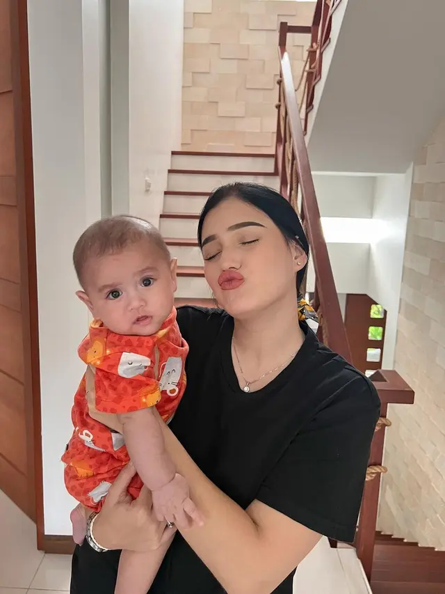 Masih Bayi Tapi Sadar Kamera