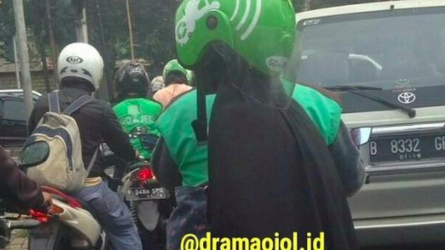 Nyeleneh, 8 Tingkah Kocak Penumpang Ojek Online Saat Pakai Helm