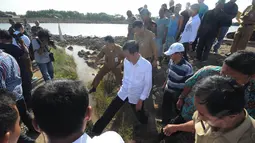 Pria yang akrab disapa Jokowi ini pun tanpa basa-basi langsung menuju tumpukan lumpur di tepi waduk untuk melihat lebih dekat, Jakarta, Rabu (6/8/14). (Liputan6.com/Herman Zakharia) 