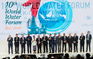 Menteri PUPR Basuki Hadimuljono (keenam kiri), Presiden World Water Council Loic Fauchon beserta peserta dari Dewan Gubernur World Water Council foto bersama usai pembukaan Kick off Meeting 10th World Water Forum di Jakarta, Rabu (15/2/2023). (Liputan6.com/HO)