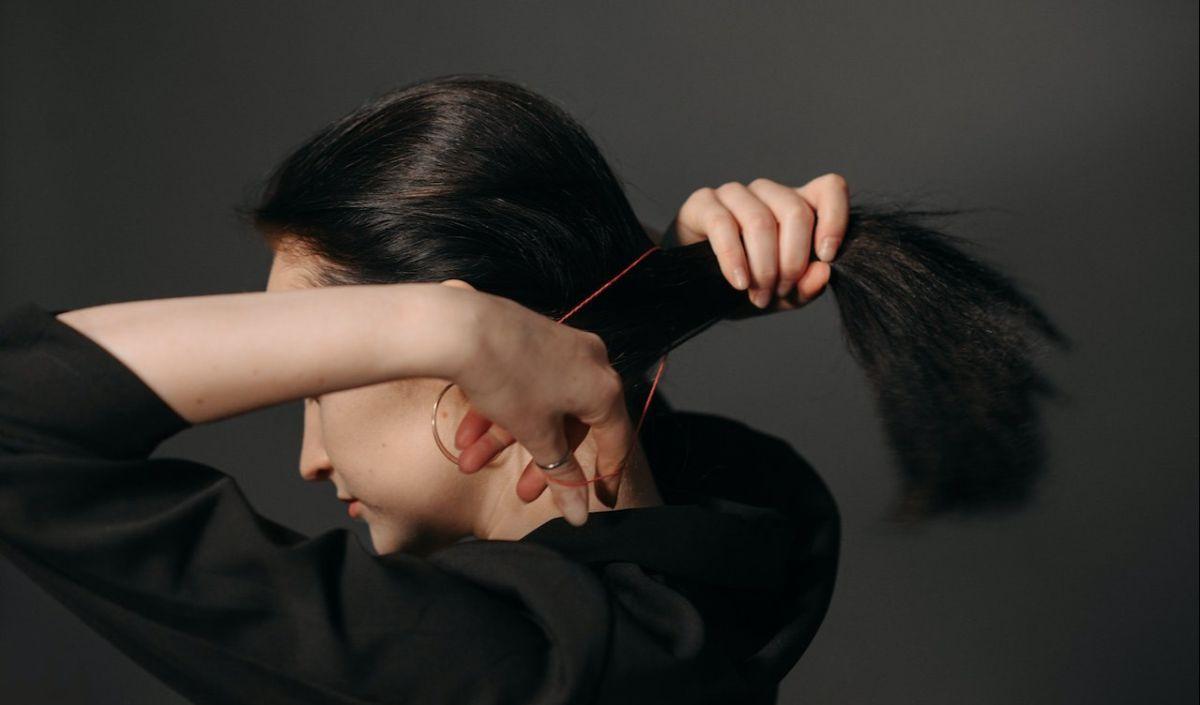2. Jangan Mengikat Rambut Terlalu Kencang
