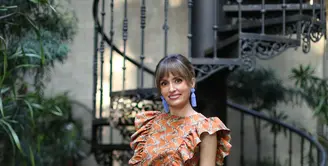 Bianca Adinegoro menginisiasi brand fashion Baha Gia, yang mengangkat motif terinspirasi dari budaya Indonesia dalalam produk mode dress untuk koleksi pertamanya (Foto: Fimela.com/Adrian Putra)