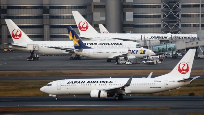 <p>Pesawat Japan Airlines terlihat pada landasan di Bandara Internasional Haneda, Tokyo, Jepang, Senin (29/11/2021). Jepang melarang masuk semua warga asing terkait penyebaran varian baru virus corona COVID-19, Omicron. (AP Photo/Koji Sasahara)</p>