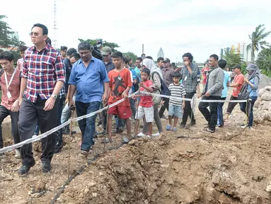 Cagub DKI Basuki Tjahaja Purnama saat melakukan blusukan ke wilayah Cililitan, Jakarta, Rabu (28/12). Dalam blusukannya tersebut Ahok mencari tahu permasalahan banjir di Cililitan Kecil. (Liputan6.com/Yoppy Renato)