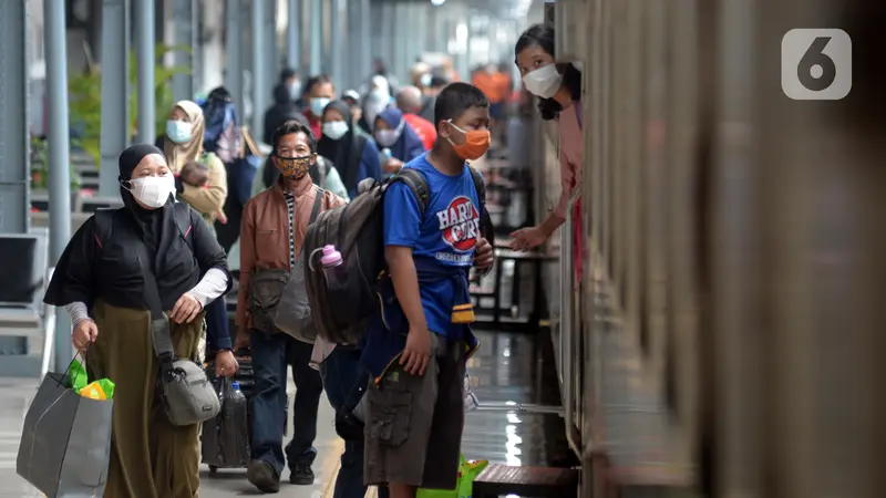 FOTO: Larangan Mudik Berakhir, Stasiun Senen Ramai Pemudik Susulan