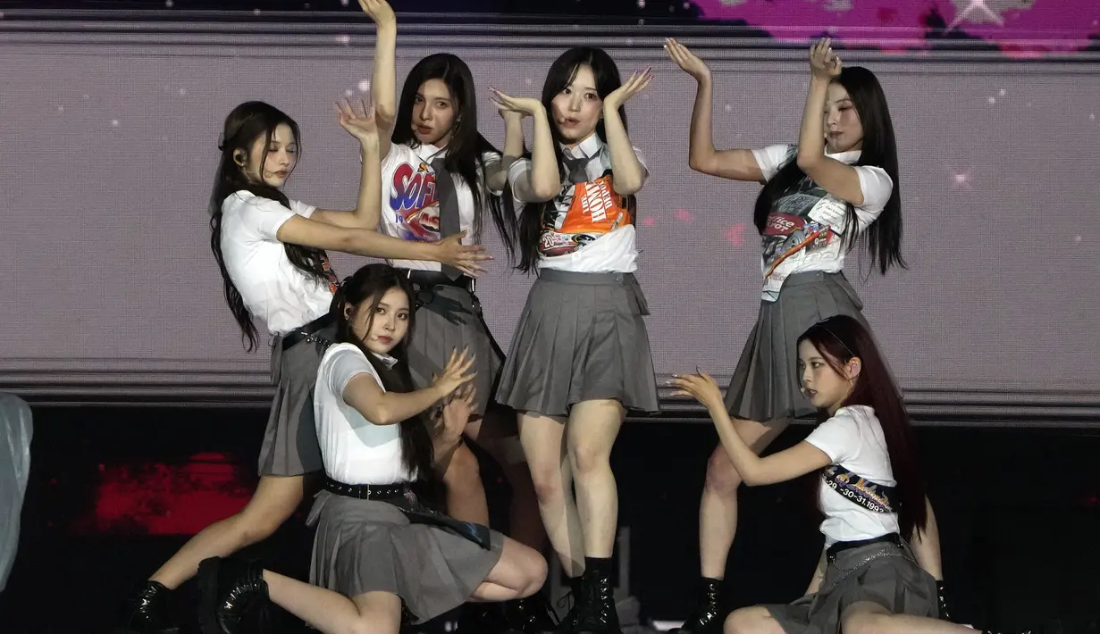 Grup K-pop Korea Selatan NMIXX tampil selama konser K-pop sebagai bagian dari Seoul Festa 2022 di stadion Jamsil di Seoul (10/8/2022). NMIXX tampil memukau membawakan lagu "O.O" di acara tersebut. (AP Photo/Ahn Young-joon)