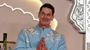 Aktor Hollywood John Cena menghadiri pernikahan Anant Ambani dan Radhika Merchant mengenakan pakaian India berwarna biru muda yang disebut Salwar Kameez. [Foto: Document/businessinsider]