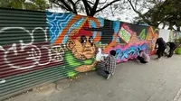 Untuk mempercantik seng-seng tersebut, sebanyak 30 lebih seniman mural mengkreasikan hasil karyanya di seng penutup tersebut (Reza Efendi/Liputan6.com)