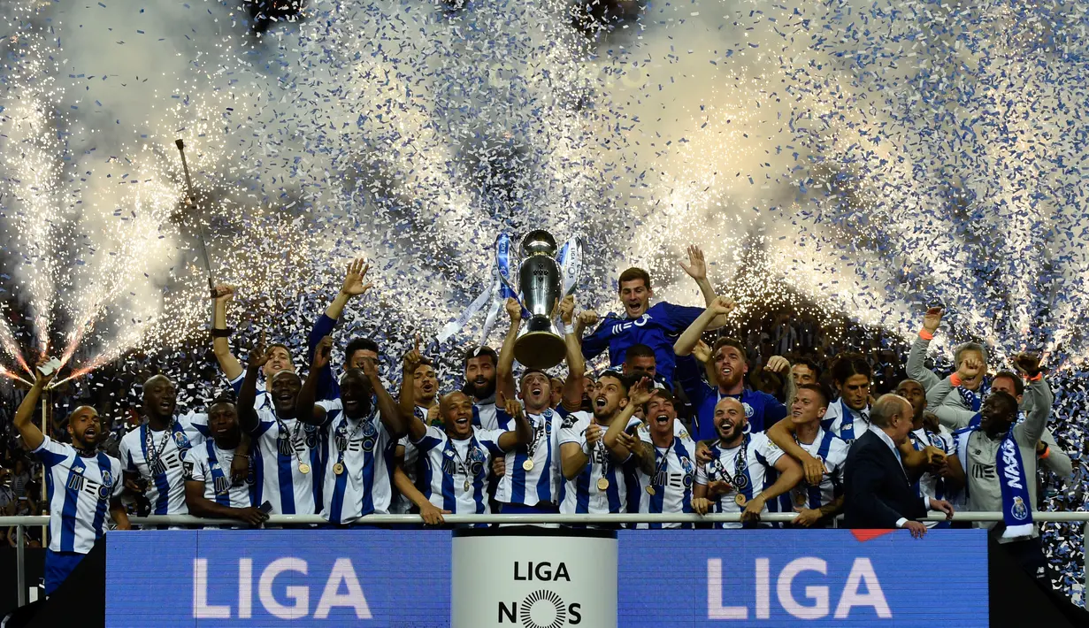 Kiper Porto, Iker Casillas bersama rekan-rekannya saat merayakan trofi Liga Portugal di stadion Dragao (6/5). Porto memastikan juara setelah menang 2-1 atas Feirense di kandangnya sendiri. (AFP Photo/Miguel Riopa)