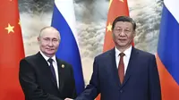 Presiden Rusia Vladimir Putin dan Presiden China Xi Jinping saat keduanya bertemu di Beijing pada Kamis (17/5/2024). (Dok. Sergei Guneyev, Sputnik, Kremlin Pool Photo via AP)