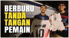 Berita video kehadiran Timnas Jepang menjadi daya tarik tersendiri. Seperti Fajar Shiddiqy dan Samuel Aditya yang rela basah kuyup demi berburu tanda tangan pemain.