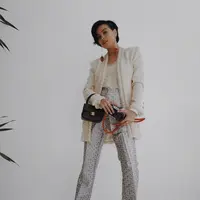 Bukan hanya warna hitam, Eva pun juga senang memakai baju berwarna putih. Seperti ini misalnya, ia memakai  outfit bernuansa putih dengan paduan tas kecil berwarna hitam. Keren banget ya? (Instagram/evacelia)