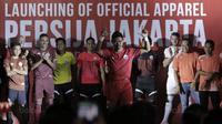 Bambang Pamungkas (tengah) mengenakan jersey baru Persija Jakarta pada Launching Official Apparel di Springhill, Kemayoran, Jakarta (2/2/2018). (Bola.com/Nick Hanoatubun)