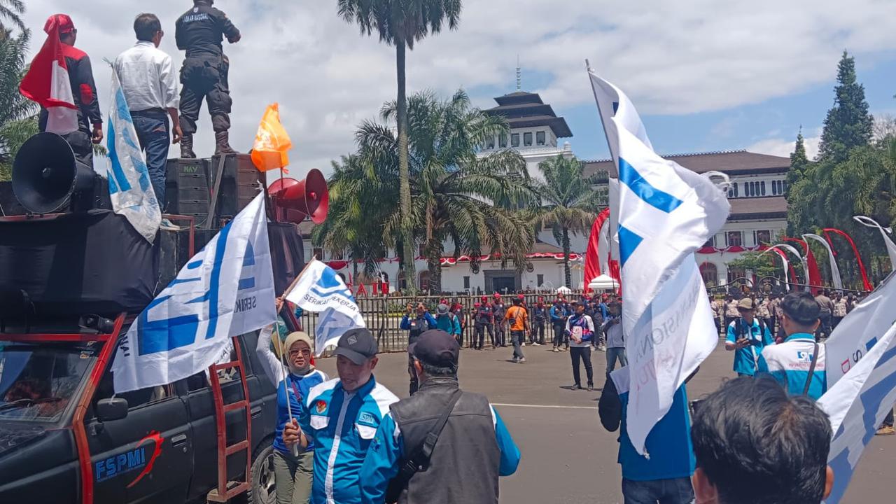 6 Tuntutan Demo Buruh di Gedung Sate, Hingga Sorot Naiknya Tunjangan DPR